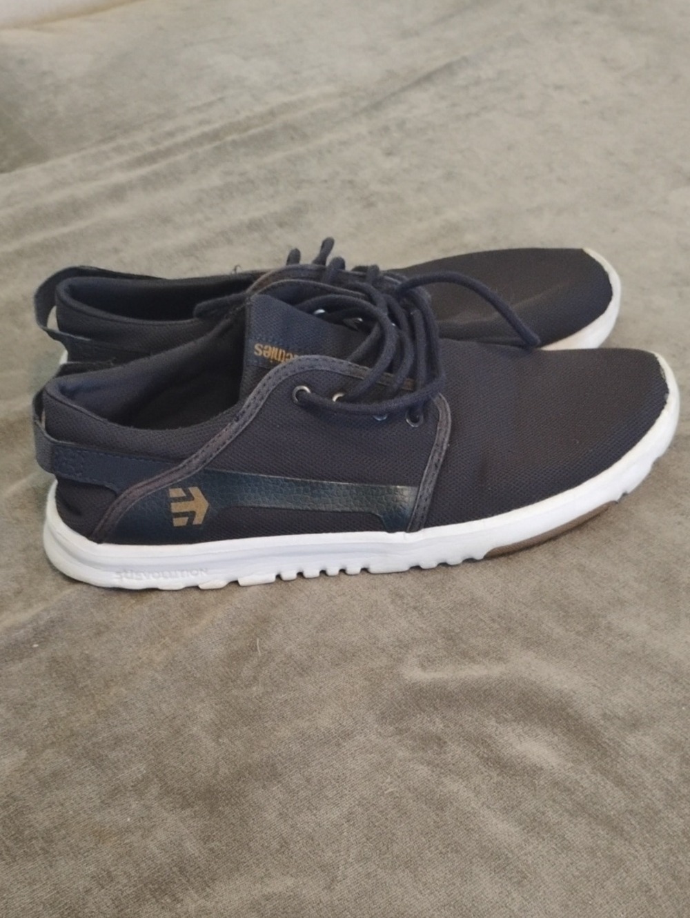 Men's Size 10 Etnies Navy Blue And White Scout Shoes With Golden Logo